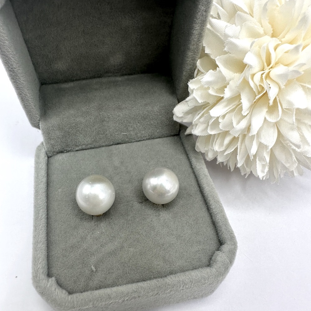 Authentic South sea pearl earrings in solid 14karat gold settings